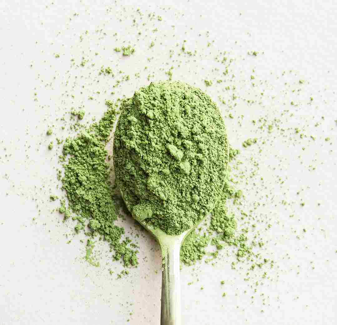 Bột Matcha có màu xanh lá cây tươi sáng và mịn hơn bột trà xanh